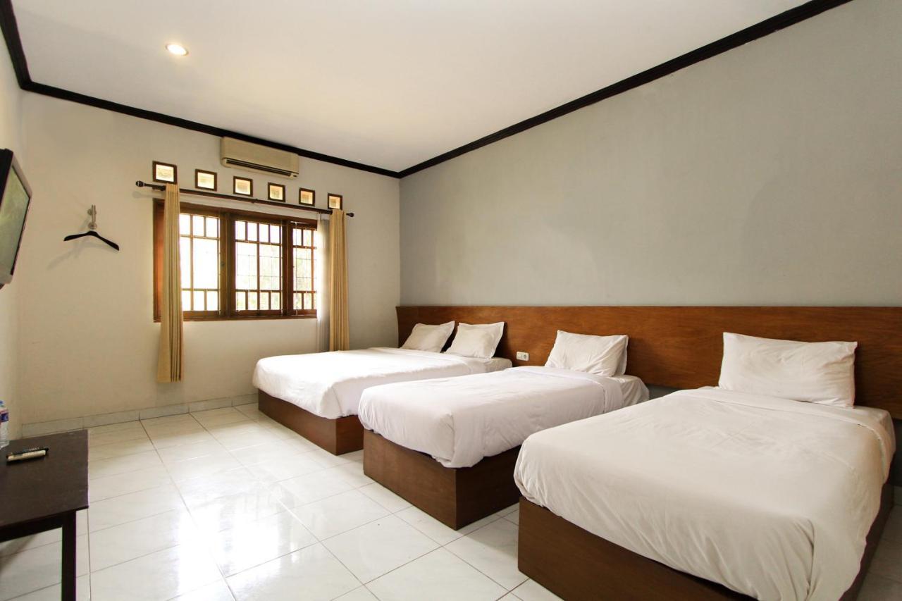 Santo Guest House Tropodo Brebek Exterior foto