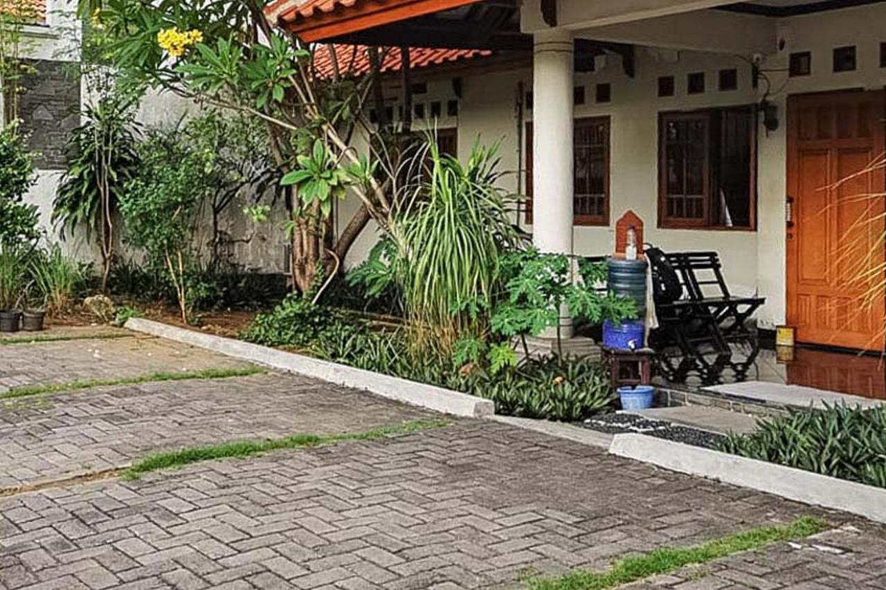 Santo Guest House Tropodo Brebek Exterior foto