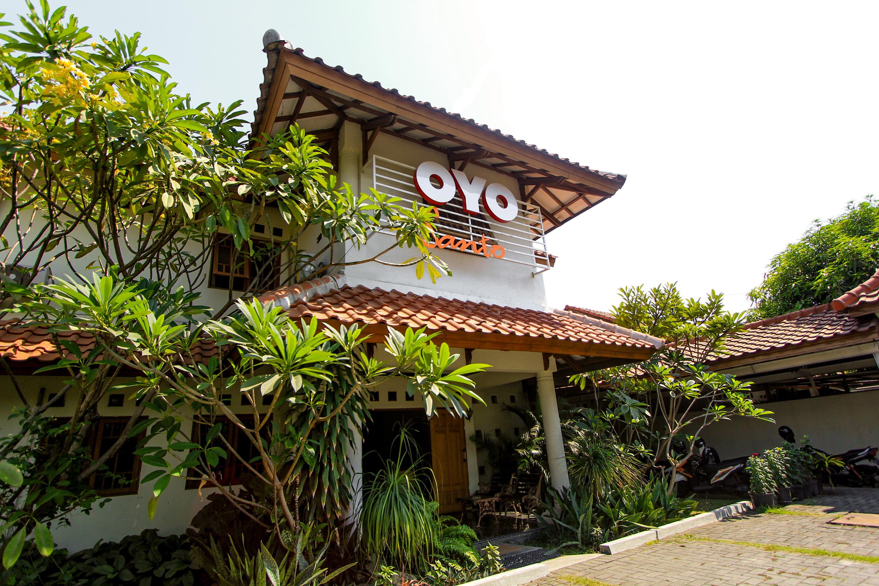 Santo Guest House Tropodo Brebek Exterior foto